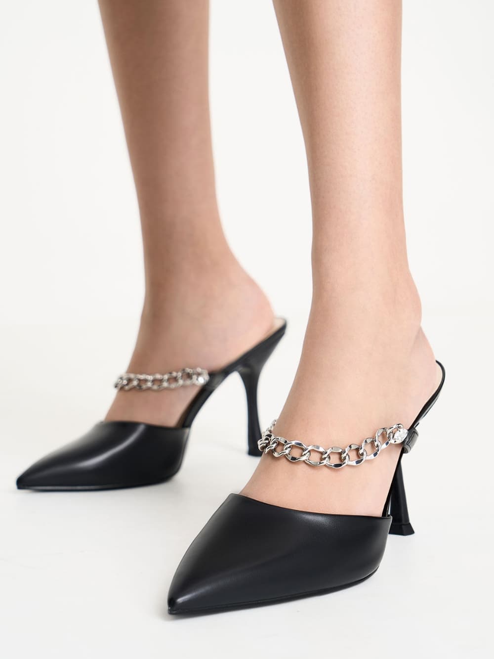 Mules de tacón negros con correa de cadena - CHARLES  & KEITH