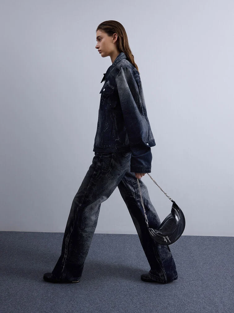 深色系外套與牛仔褲的完美搭配，呈現出毫不費力的街頭帥氣感