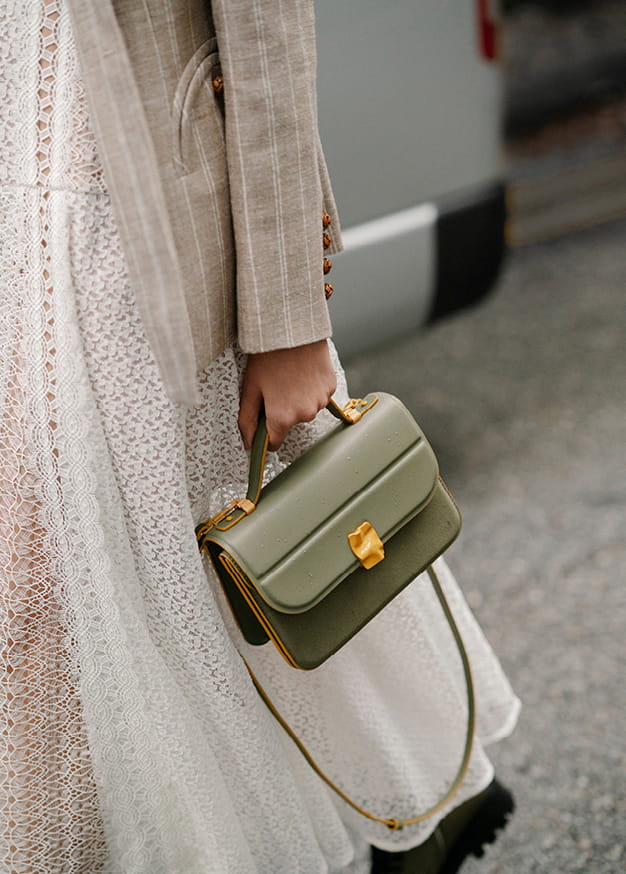 灰綠色掀蓋式手提包(近照) – CHARLES & KEITH