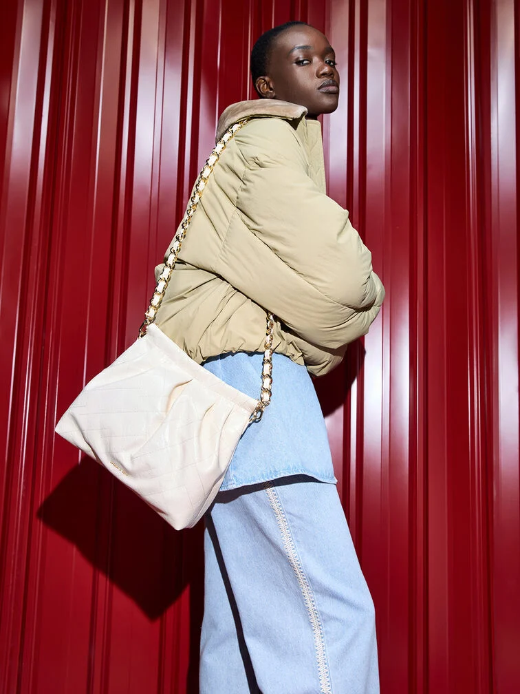 以亮色斜背包為丹寧配丹寧造型增添一抹個性 