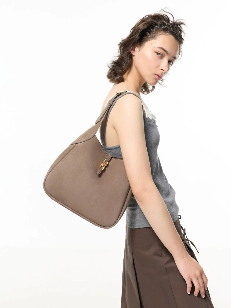 As bolsas de camurça exigem cuidados especiais, pois sua textura aveludada as torna mais propensas a manchas e marcas.