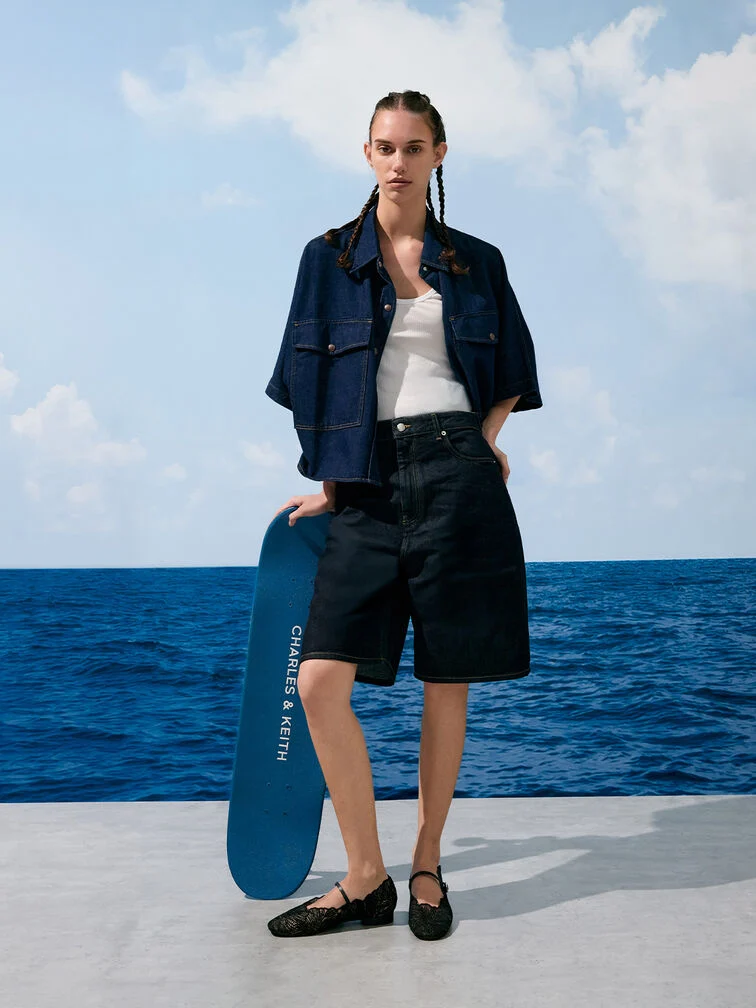 黑色鉤針瑪莉珍鞋為精緻的同色調丹寧造型帶來優雅的女性韻味 