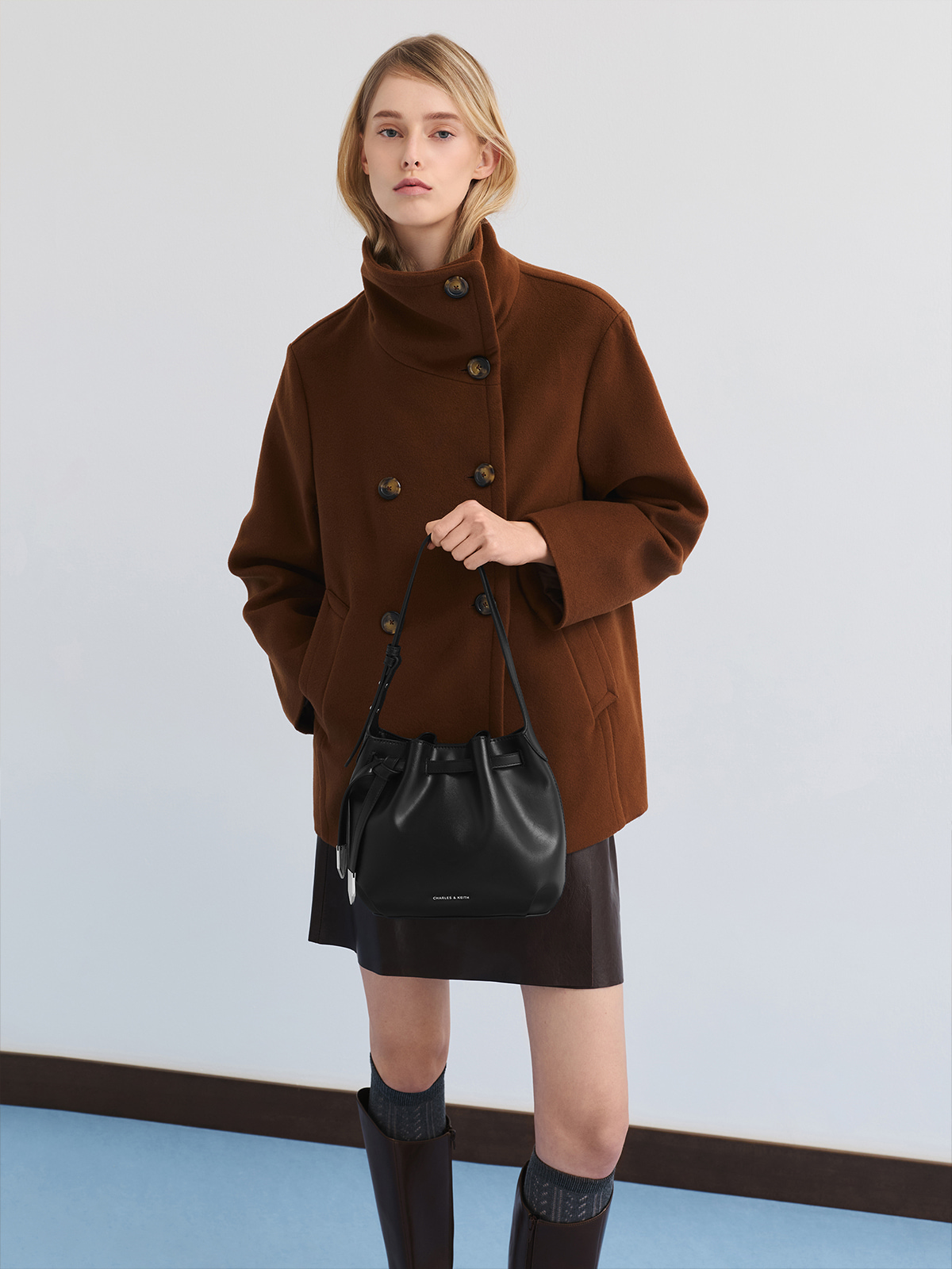 클레멘타인 메탈릭 악센트 드로스트링 버킷백 - 느와르 - CHARLES & KEITH