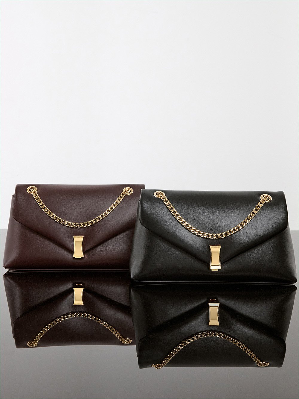 릴리벳 메탈릭 악센트 체인 스트랩 백 - 블랙- CHARLES & KEITH