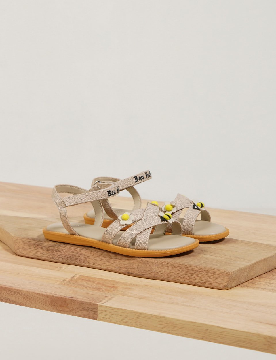 Girls’ bee motif flat sandals – CHARLES & KEITH