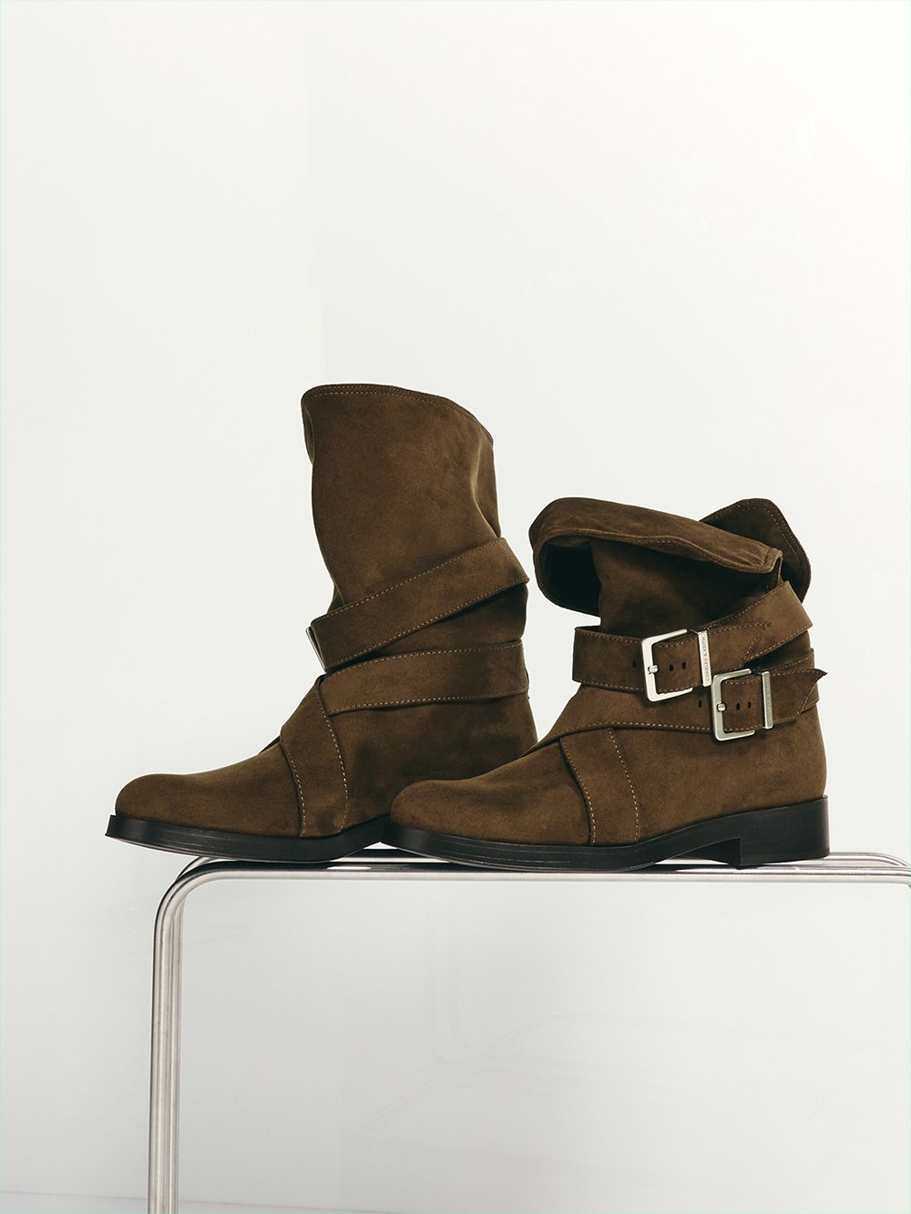 브렛 인조 스웨이드 버클-스트랩 카프 부츠 - CHARLES & KEITH
