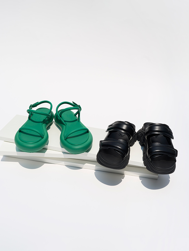 Sandalias con plataforma acolchada Keiko en verde y sandalias con correa doble Dash en negro - CHARLES & KEITH
