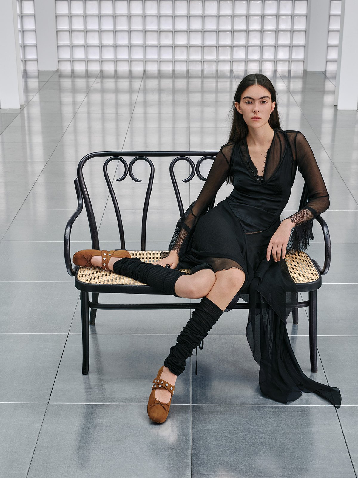 Mary Janes Gael de camurça sintética com tachões e alça cruzada e laço - Castanho, Mary Janes com tiras cruzadas e tachões e laço Gael - Preto - CHARLES & KEITH