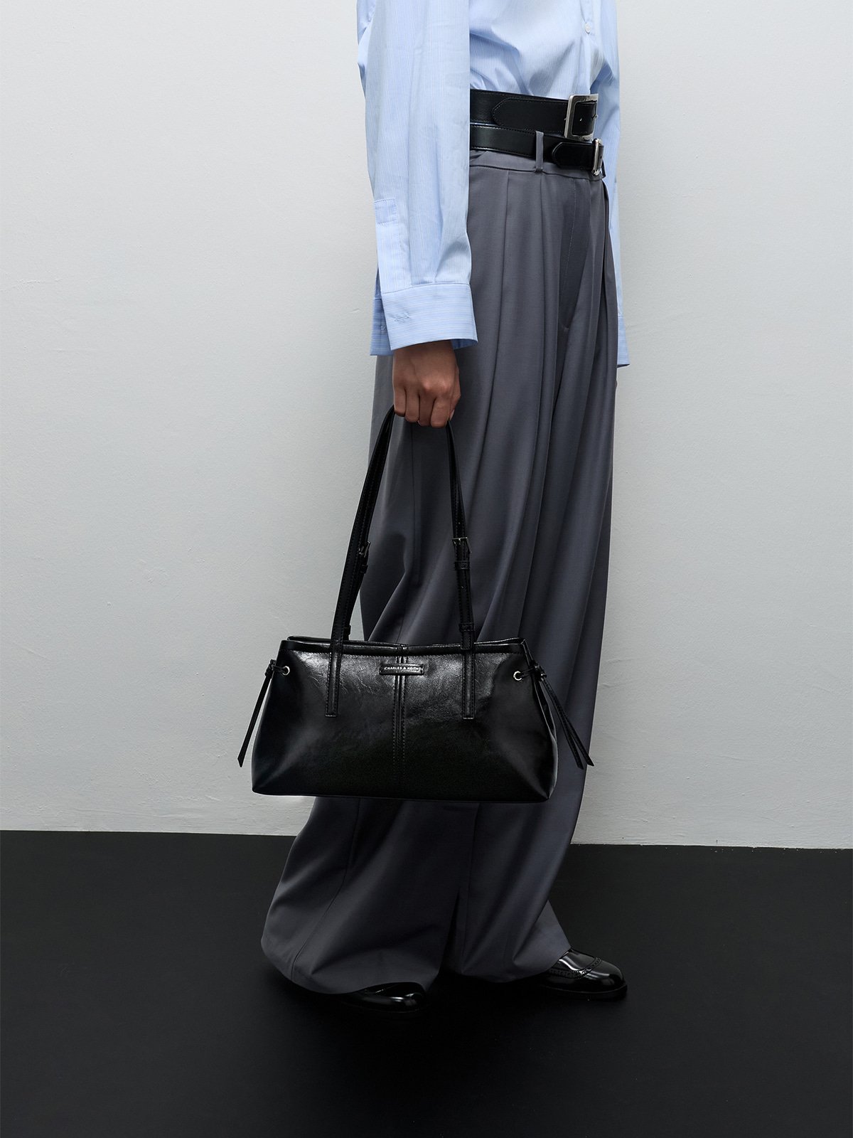 Noane Elongated-Handle Shoulder Bag - Noir - CHARLES & KEITH