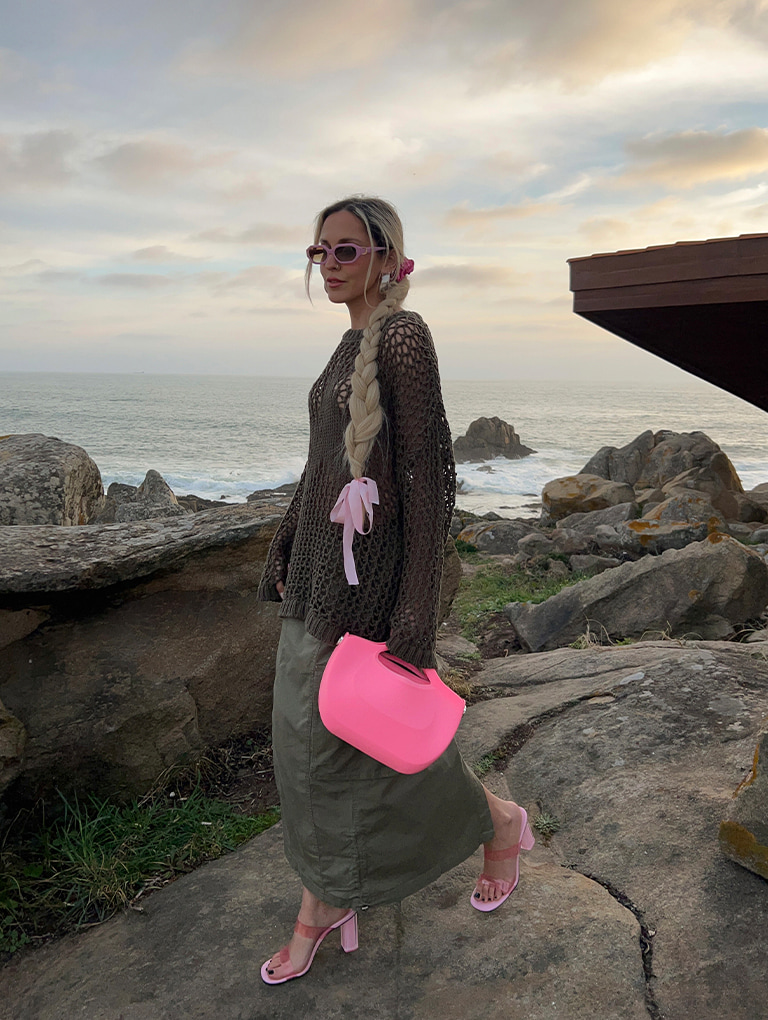 Sofia Coelho 穿搭配件Cocoon 弧形手提包、Fia雙帶高跟鞋、Gabine膠框墨鏡 - CHARLES & KEITH