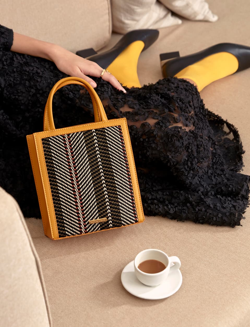 簡約低跟鞋、個性編織手提包 – CHARLES & KEITH