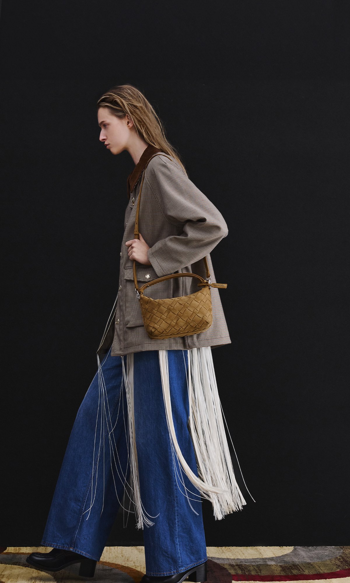 Sac porté épaule en suède recyclé tissé Ivette en sahara sand - CHARLES & KEITH