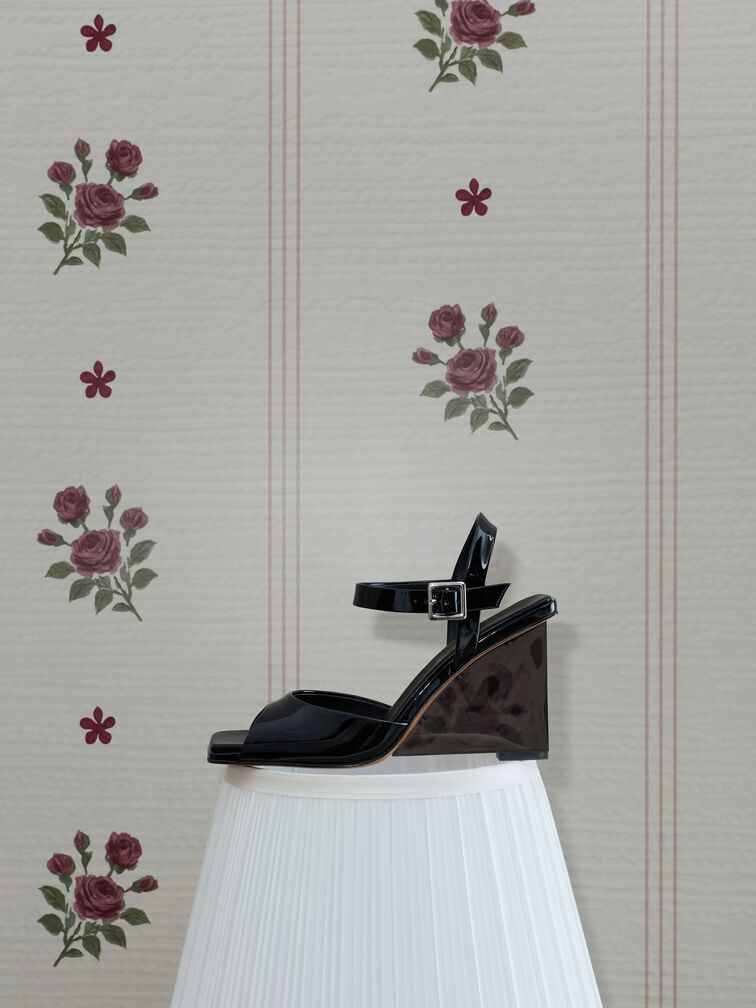 Sandalias negras de charol con cuñas translúcidas son versátiles y llamativas al mismo tiempo.