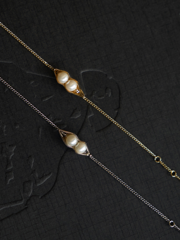 Women’s ‘Peas In A Pod’ friendship bracelet in gold (flatlay close-up) - CHARLES & KEITH