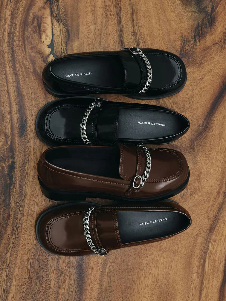 Chain-detail loafers featuring the iconic laceless design