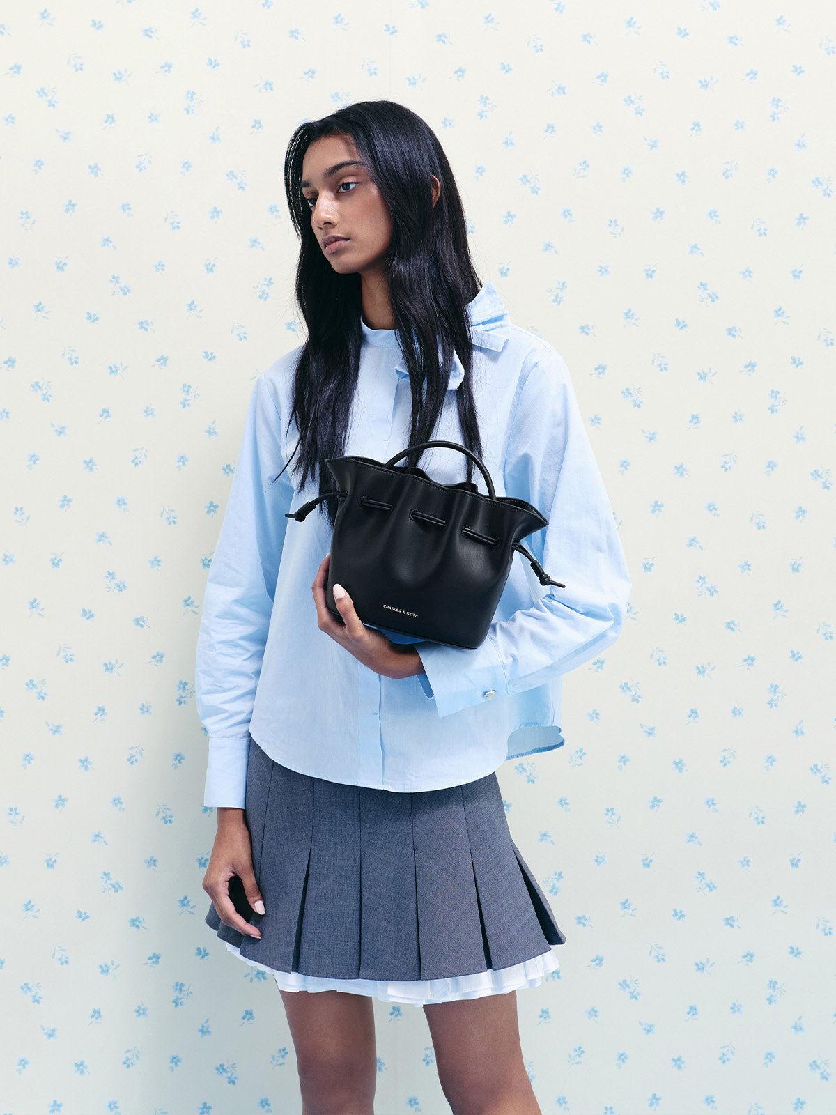 블랙 새미 드로스트링 버킷백 - CHARLES & KEITH