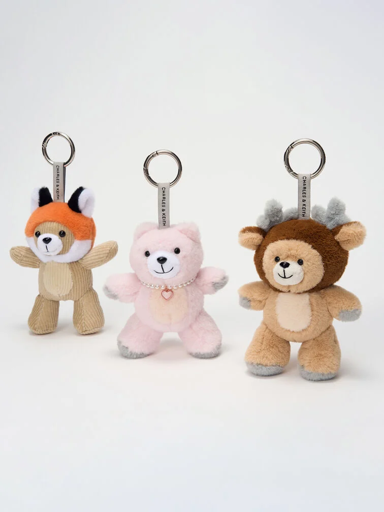Los dijes de animales de peluche para bolsos son regalos de moda para el Amigo Secreto con los que uno puede personalizar sus bolsos.