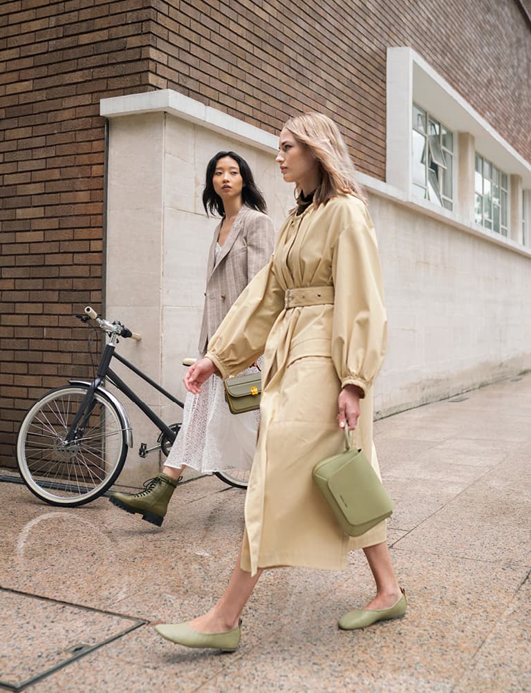 灰綠色抓皺方頭平底鞋、簡約斜背包 – CHARLES & KEITH