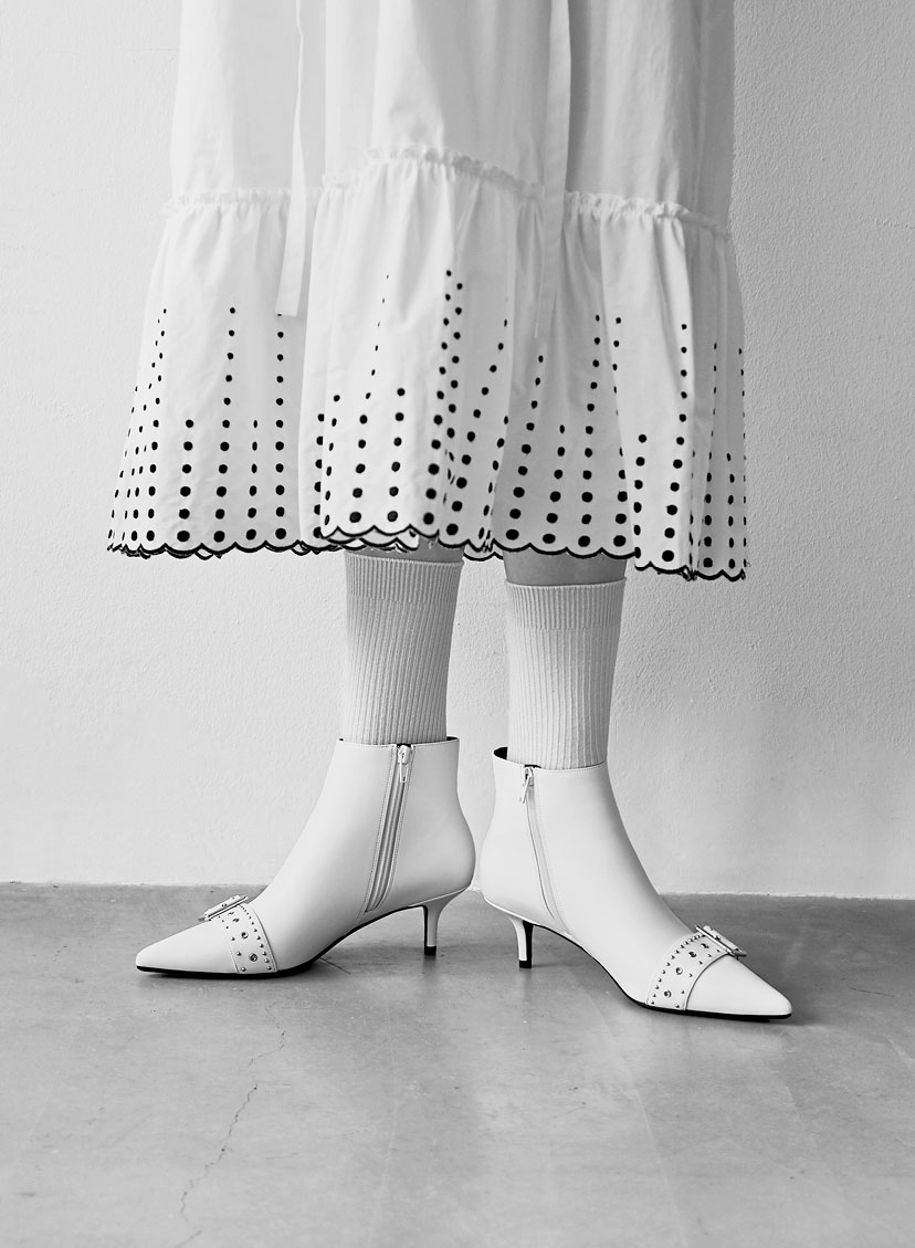 金屬扣環短靴特寫 – CHARLES & KEITH