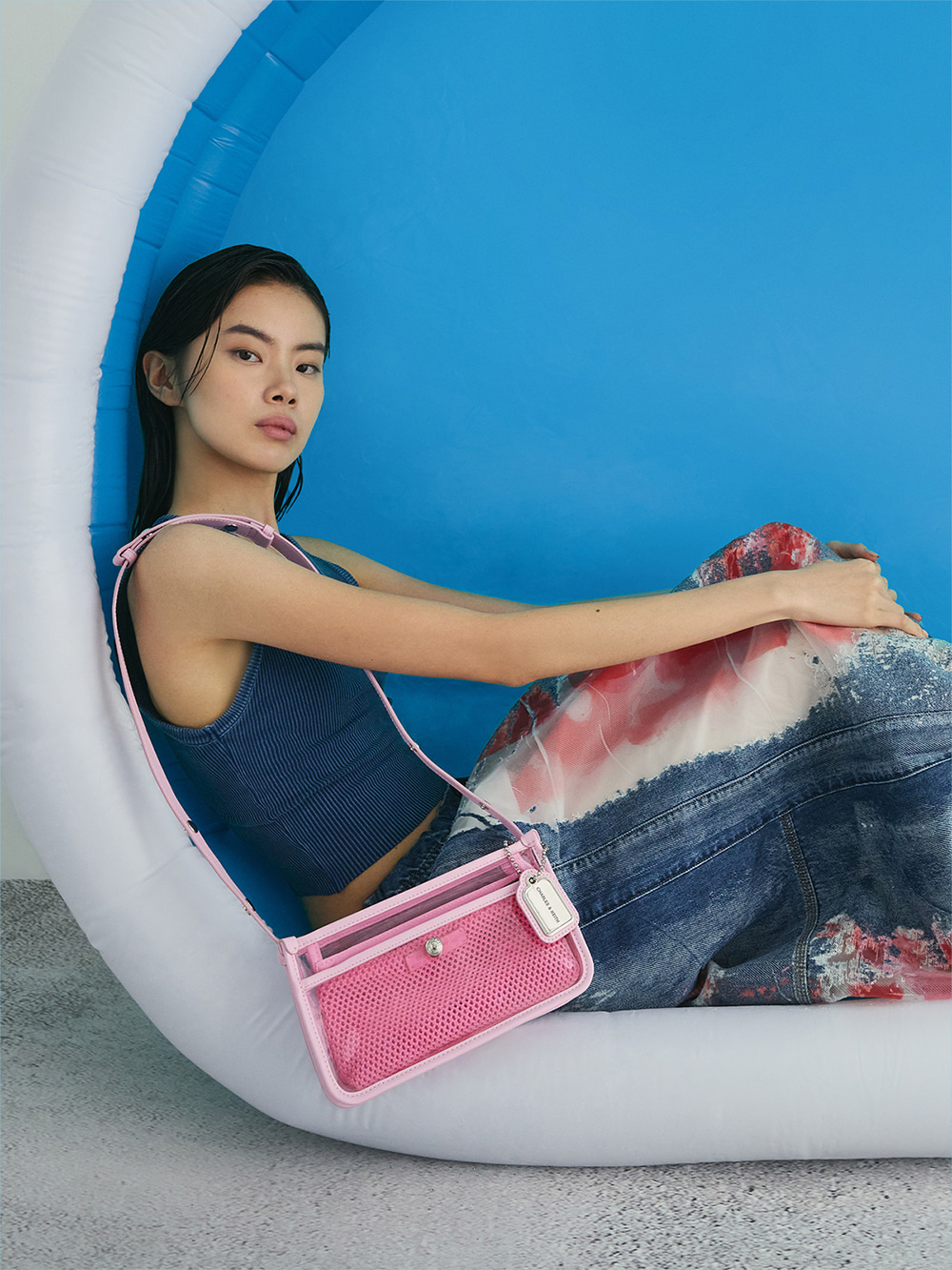 노라 시-스루 메쉬 숄더백 - 버블검 핑크 - CHARLES & KEITH