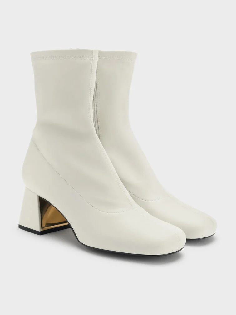 Um par de botins em tom gesso para complementar um look winter white.