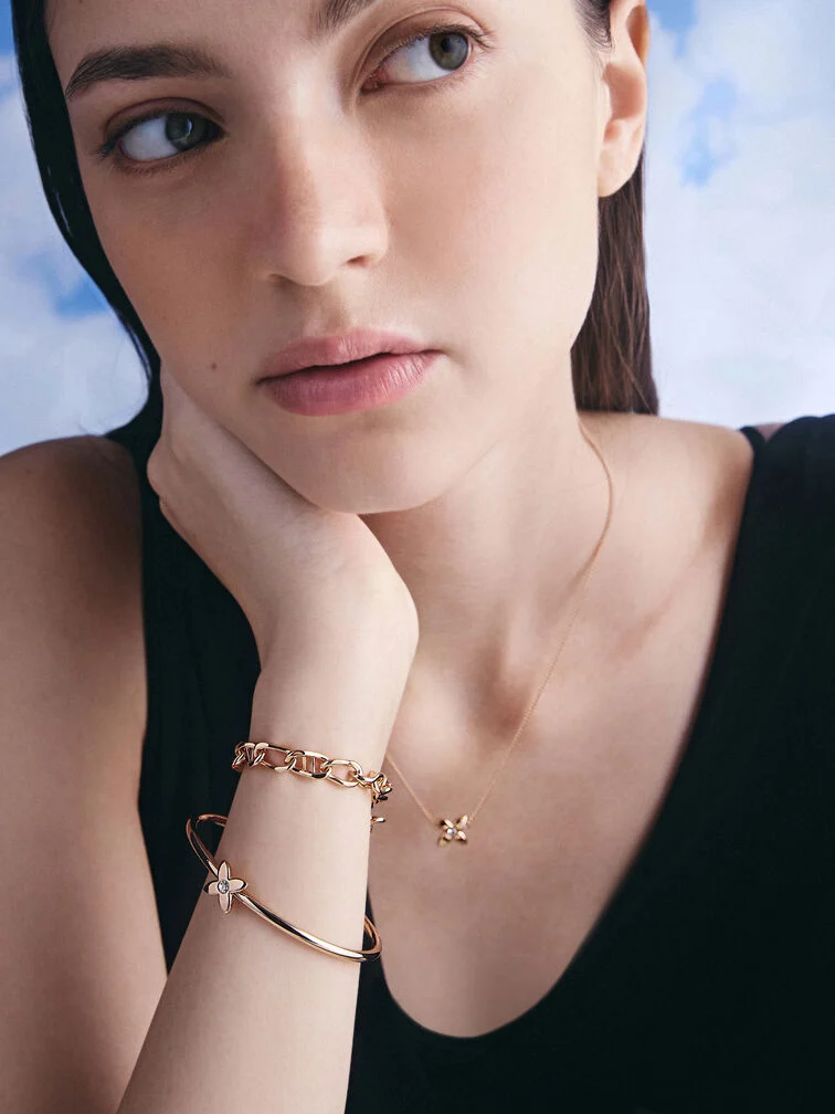A co-ordinated gold jewellery stack that mixes and matches a chunky chain bracelet and delicate bangle paired beautifully with a delicate pendant necklace. 