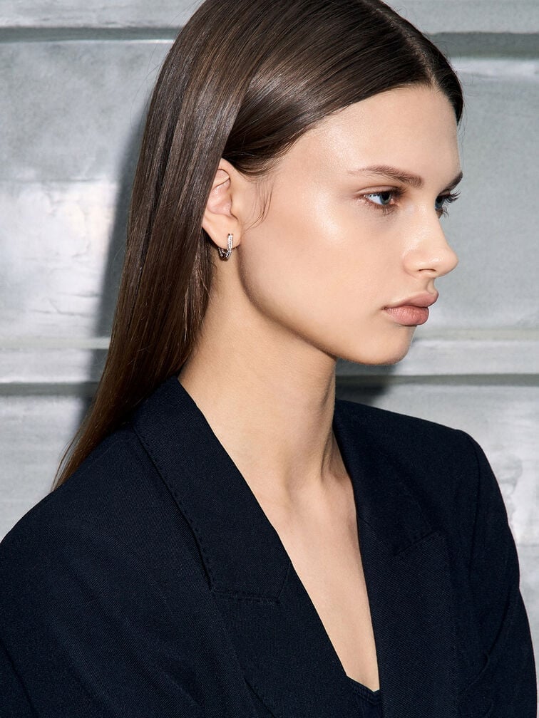 El cabello liso se ajustará perfectamente debajo de tu birrete. 