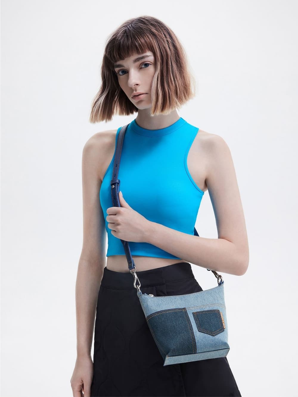 Bolso al hombro Anthea de mezclilla color azul con bordes en contraste - CHARLES & KEITH