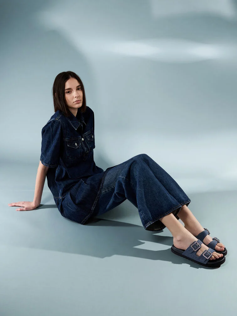 寶石鑲嵌的丹寧拖鞋，為休閒全身丹寧造型增添一抹閃耀的靈動感