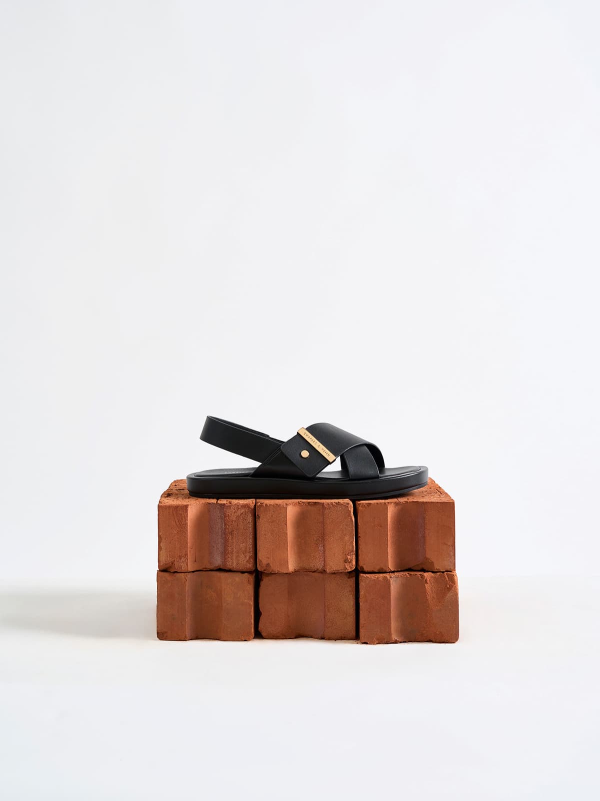 블랙 오드라 크로스오버 스트랩 슬링백 샌들 - CHARLES & KEITH