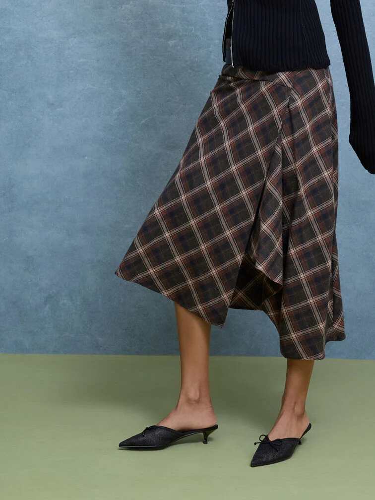 Los mules de tacón bajo con punta afilada combinan detalles femeninos con comodidad y facilidad de uso.