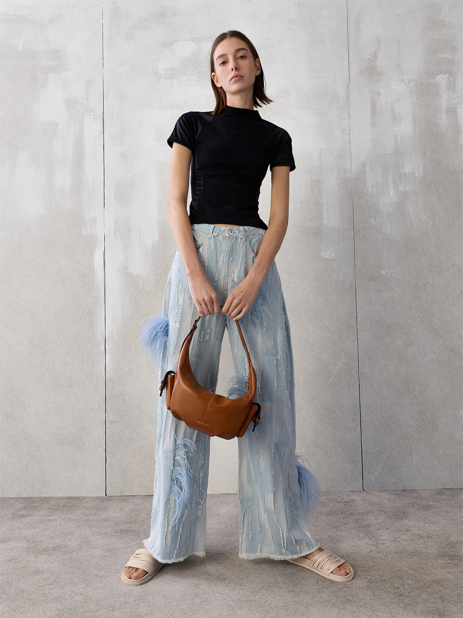 Bolsa Hobo Bessie com Bolsos Laterais - Distressed Tan - CHARLES & KEITH