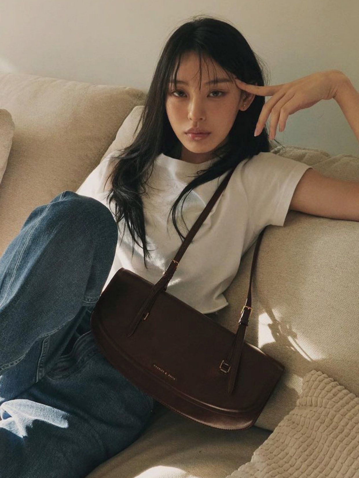 노제(NO:ZE)가 착용한 여성 다크 오크 싱글 핸들 바게트 백 - CHARLES & KEITH