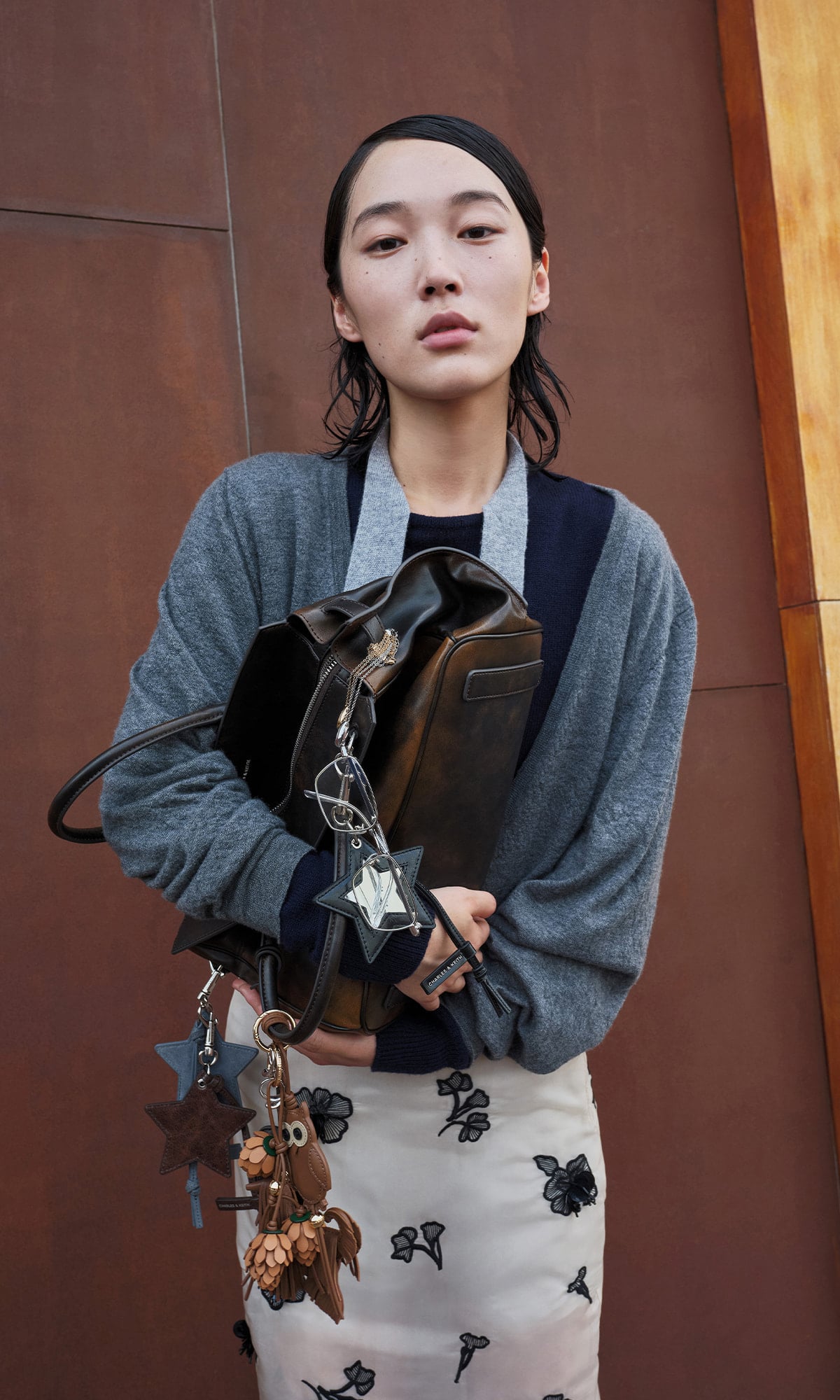 브라운 라지 지네브라 토트백 - CHARLES & KEITH