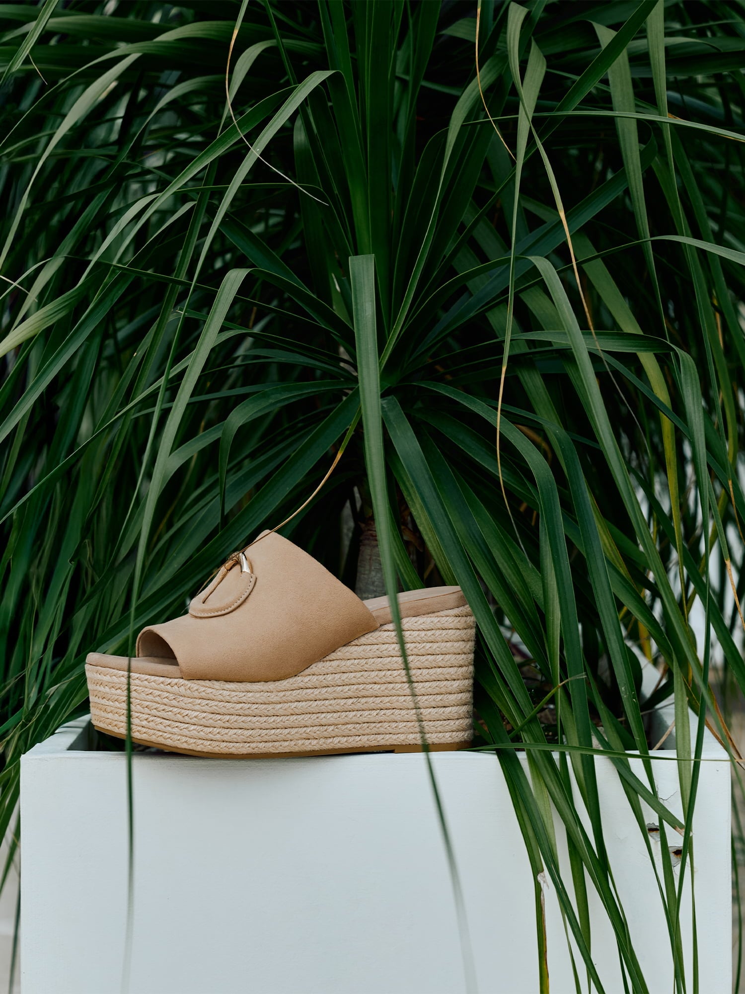 草編楔形拖鞋 - 柔沙色 - CHARLES & KEITH