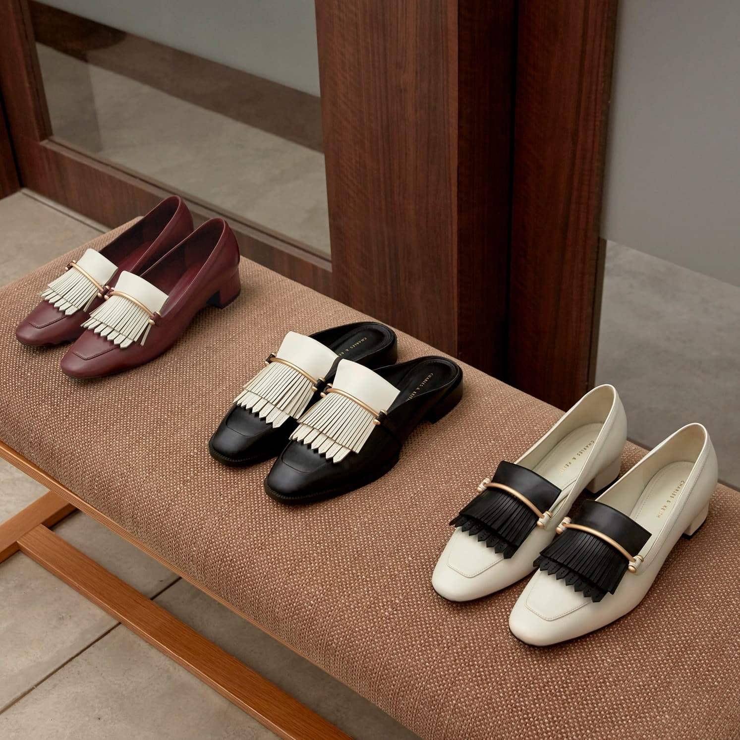 金屬環流蘇穆勒鞋、金屬環流蘇樂福鞋 – CHARLES & KEITH