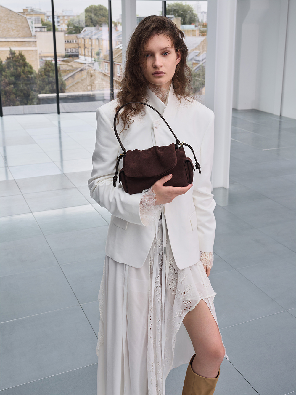 카이 리사이클 스웨이드 러치드-플랩 슬라이드-포켓 탑 핸들백 - CHARLES & KEITH