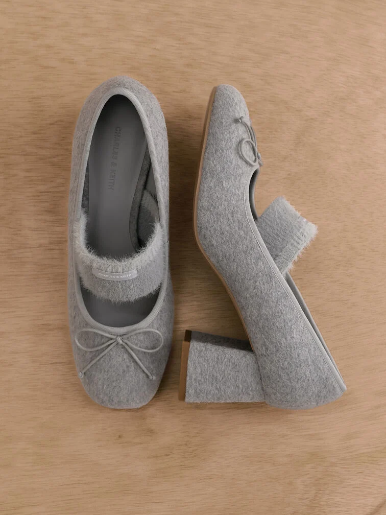 Con una llamativa textura peluda, estos zapatos Mary Jane de fieltro en gris versátil son una actualización divertida y elegante del estilo clásico.