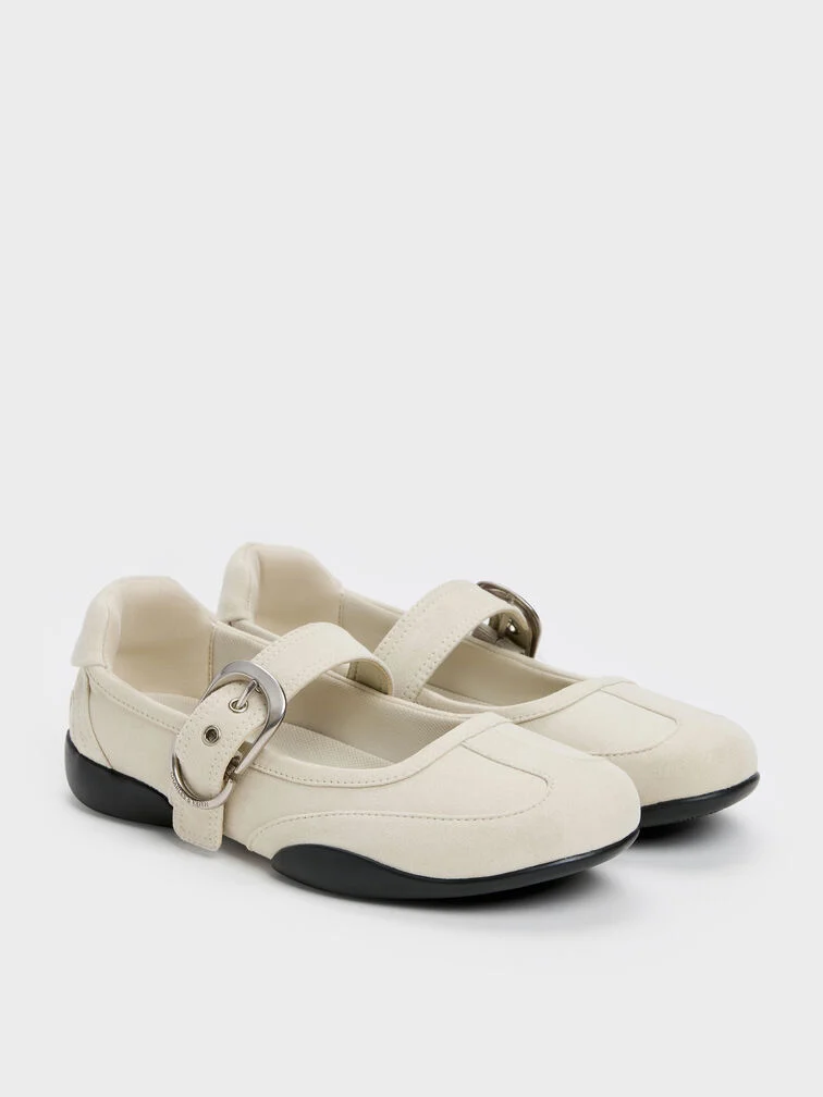 Os sneakers Mary Jane combinam as tiras clássicas dos Mary Janes com solas de sneaker acolchoadas para maior conforto.