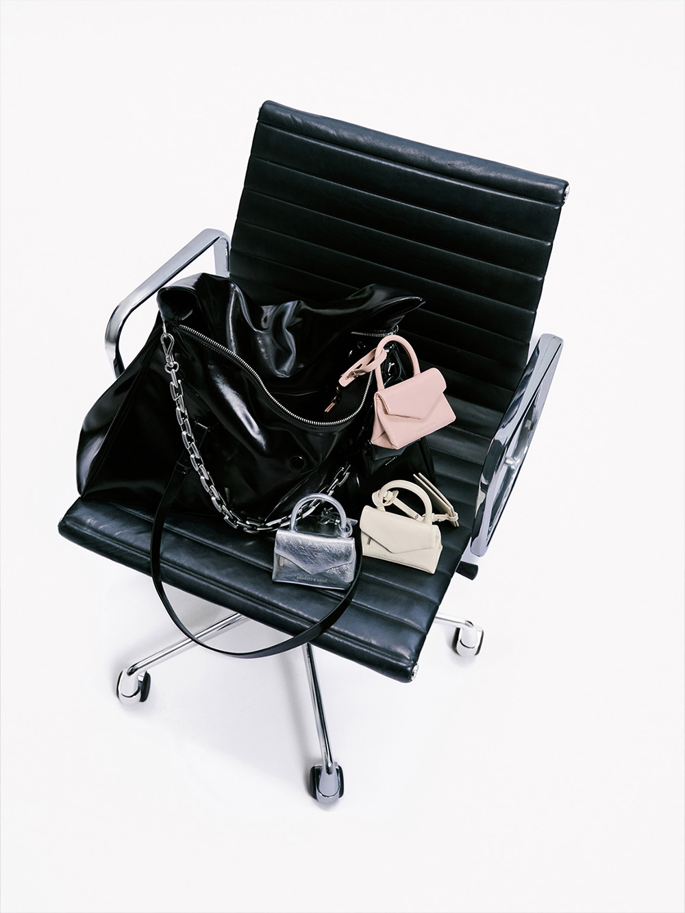 Noir Andromeda Chunky-Chain Trapeze XL Tote Bag - CHARLES & KEITH