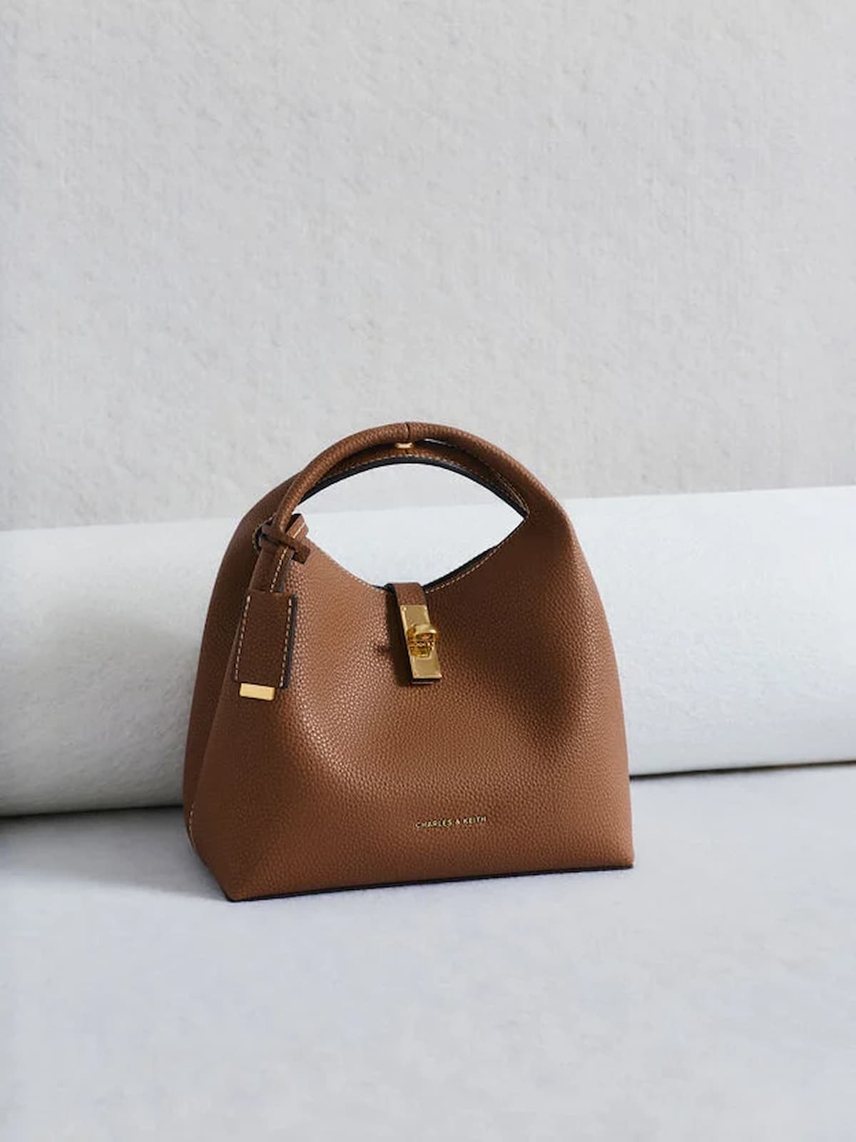 초콜릿 찬스 리사이클 레더 턴록 버킷백 -  CHARLES & KEITH