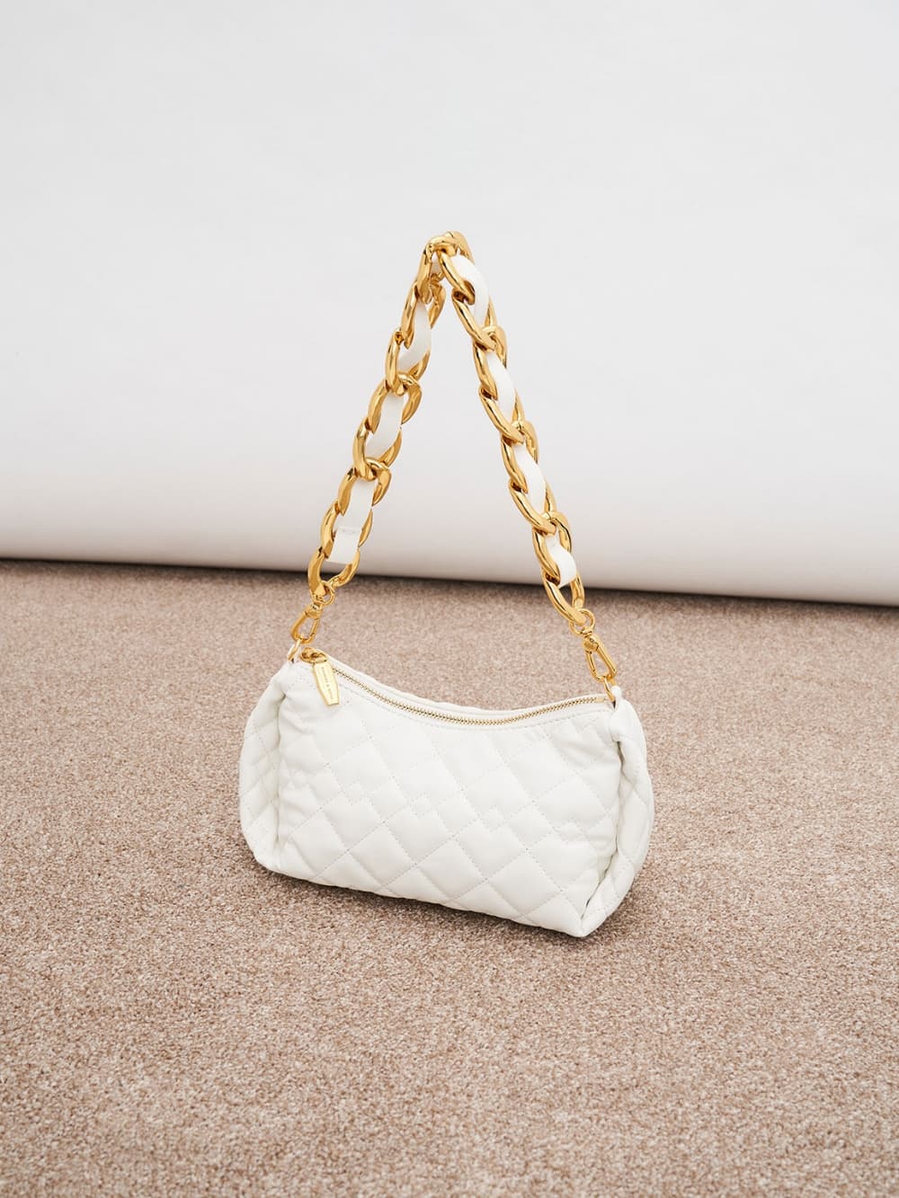 Bolso hobo Nezu acolchado con asa de cadena en color blanco - CHARLES & KEITH 