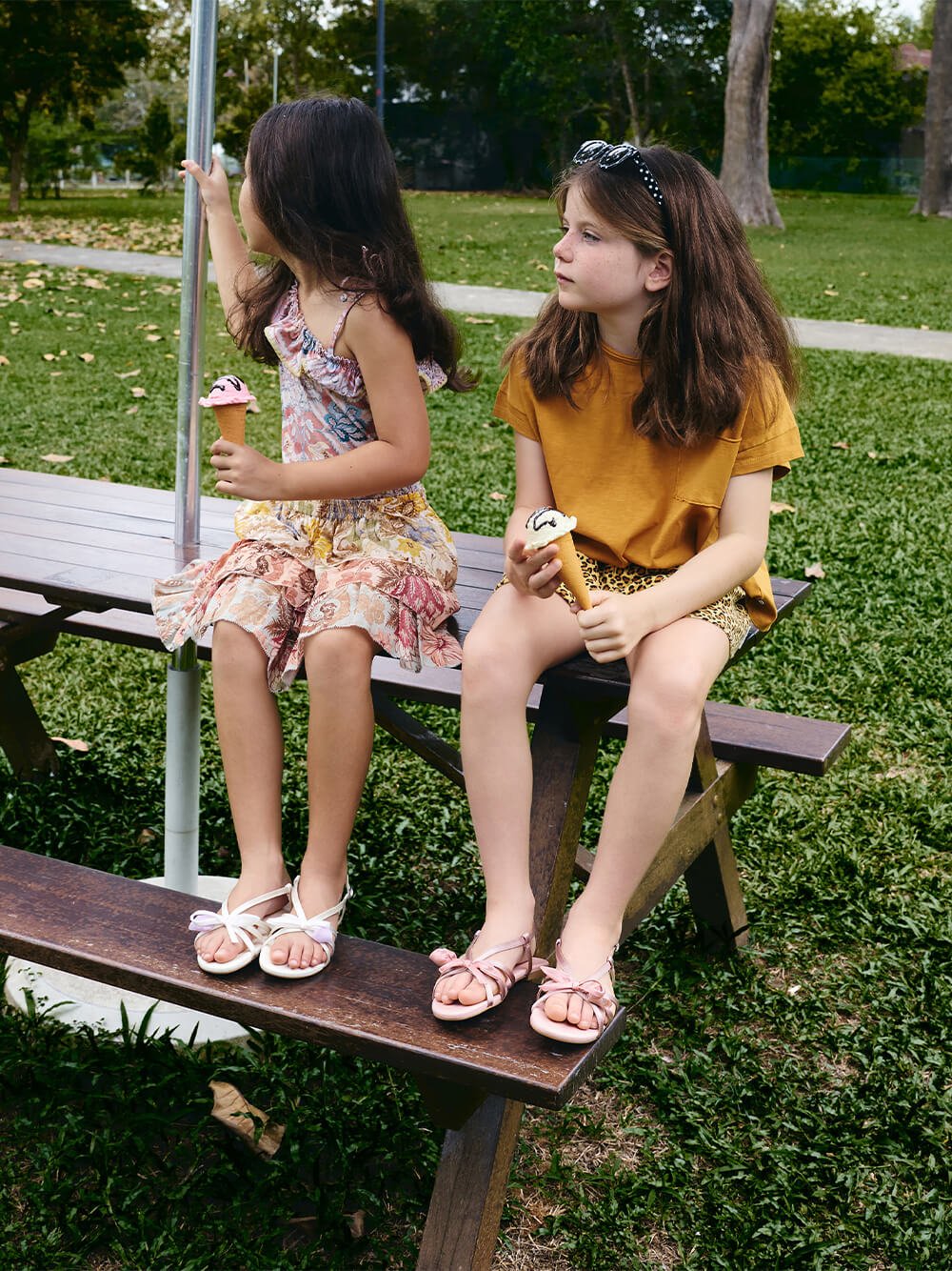 石灰白、淺粉色珍珠花朵涼鞋 - CHARLES & KEITH