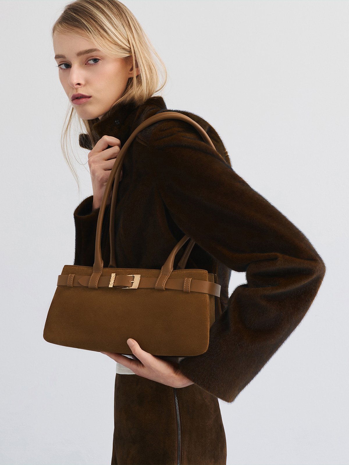 Sac porté épaule en suède à boucle Jody - Ember Brown - CHARLES & KEITH