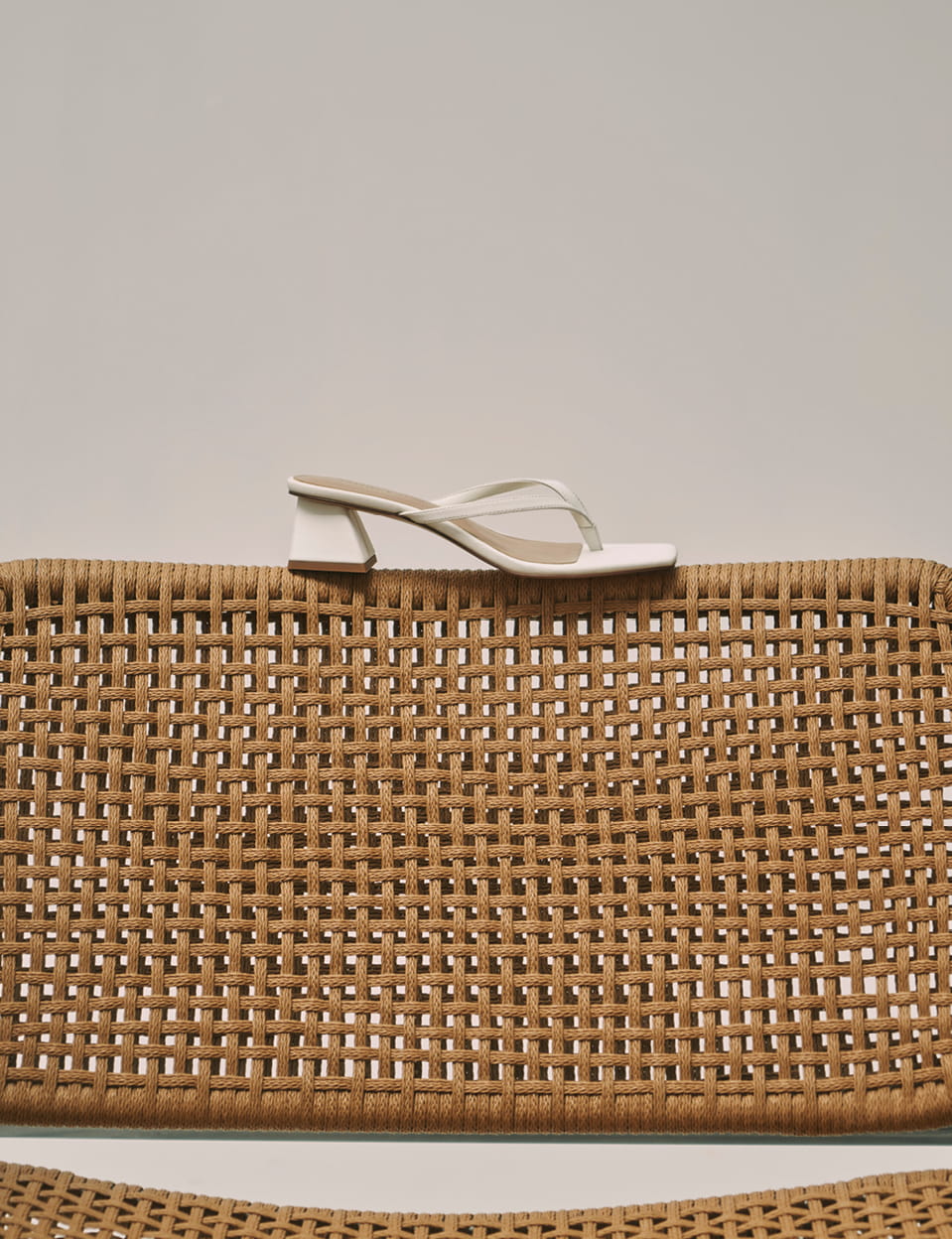 Women’s thong sandals with block heels in white – CHARLES & KEITH