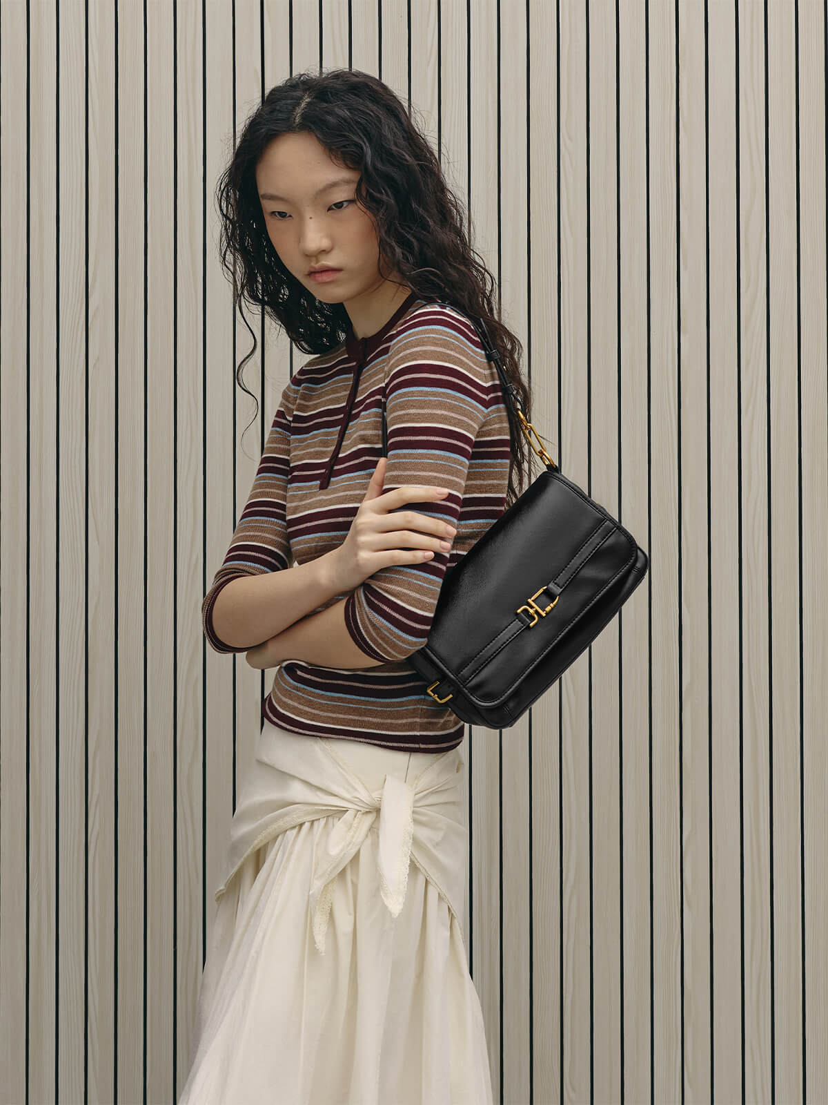 그윈 메탈릭 버클 벨티드 숄더 백 - CHARLES & KEITH