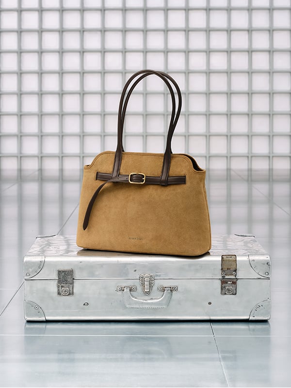 Sac cabas trapèze en suède recyclé à boucle Victoria - Sahara Sand - CHARLES & KEITH