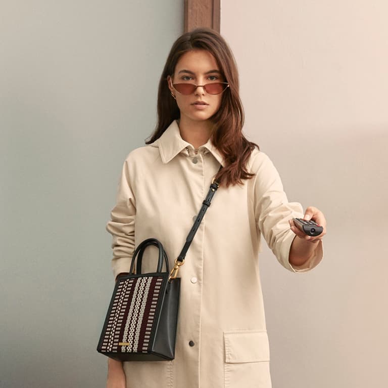個性編織手提包、金屬框貓眼墨鏡 – CHARLES & KEITH - Mobile