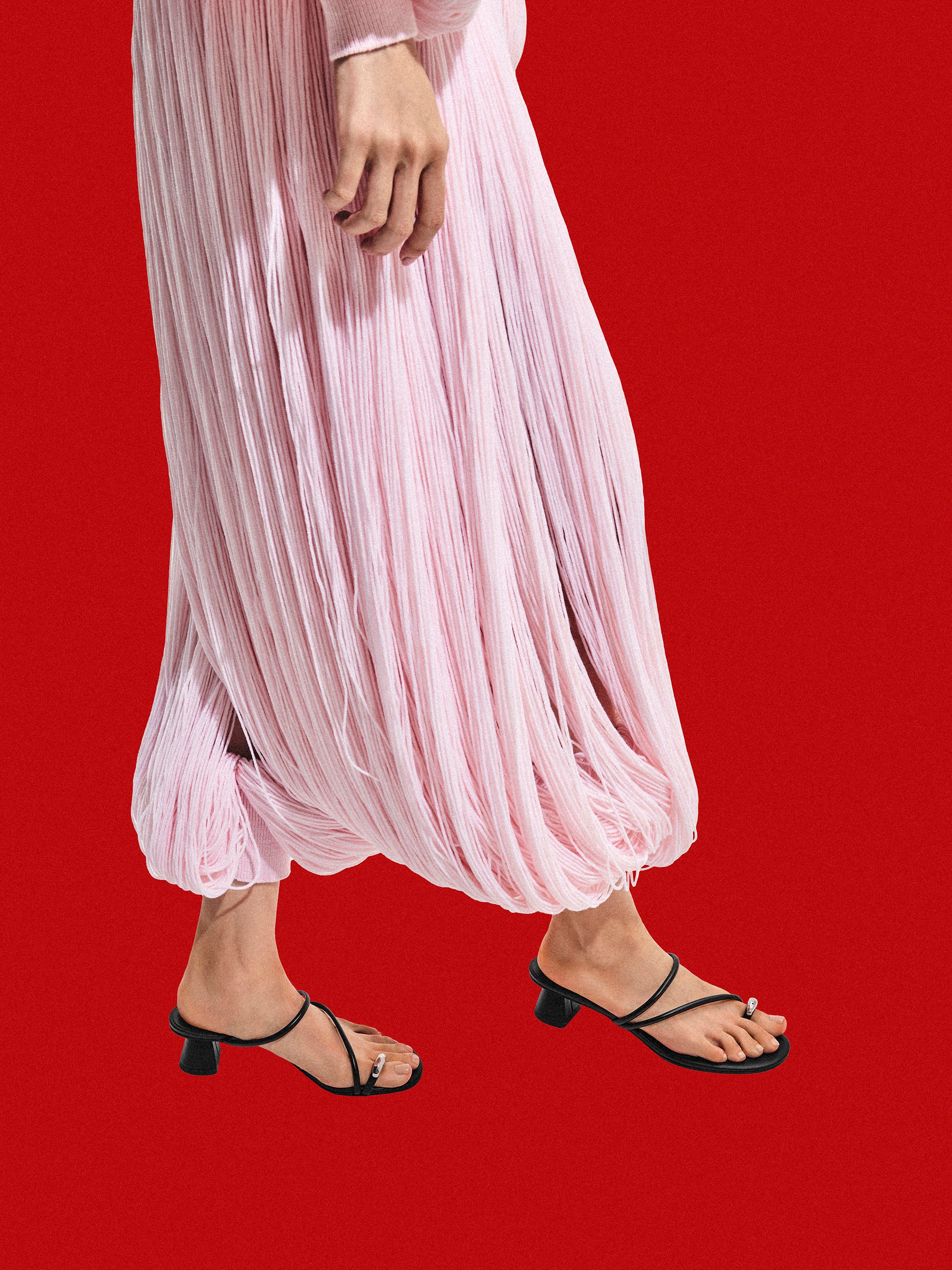 스트래피 토-링 힐 샌들, 블랙, hi-res